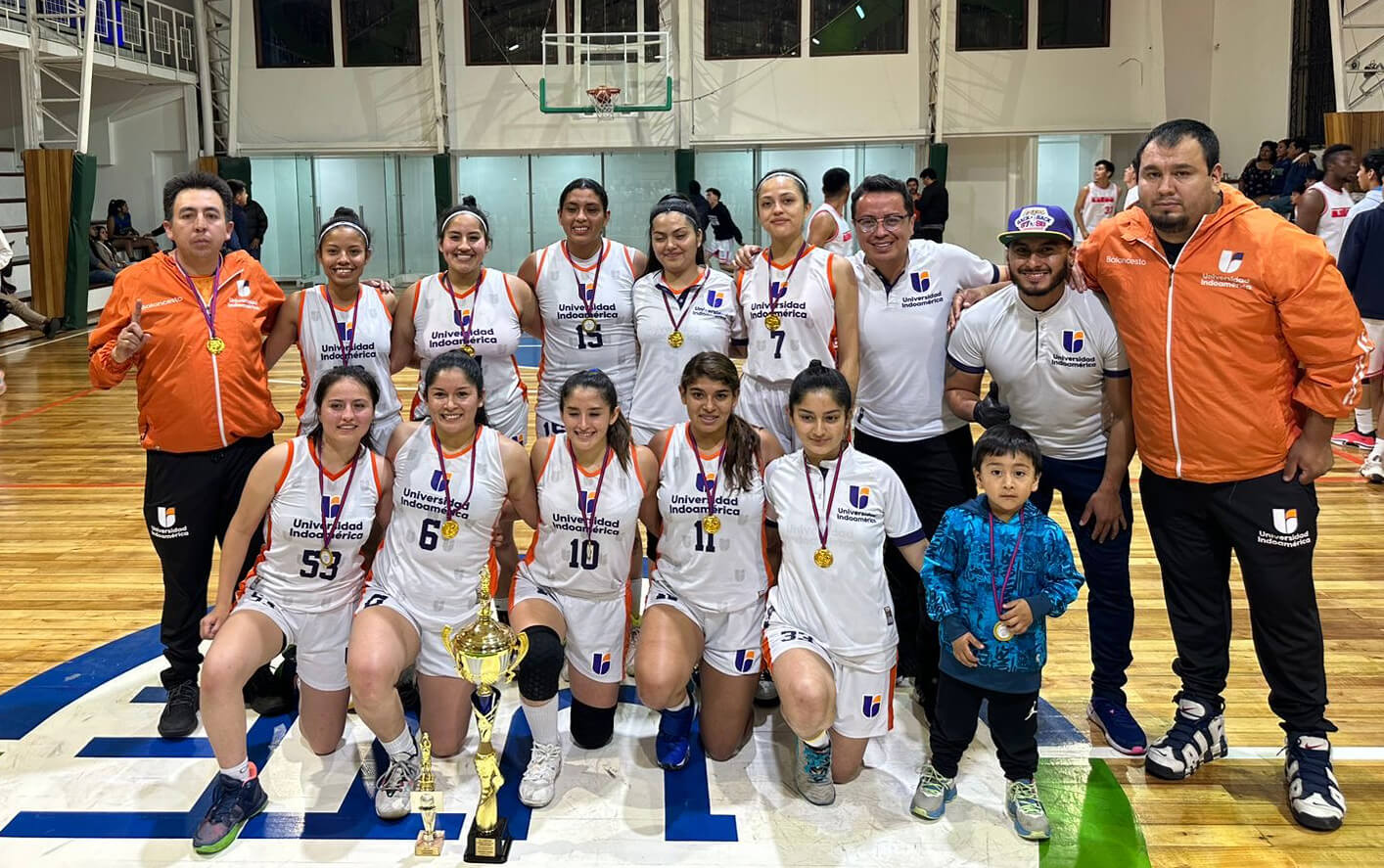 El equipo femenino de la Universidad Indoamérica consiguió el primer lugar en el torneo nacional. Solo perdió un partido. 
