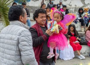 Participa en el concurso de disfraces navideños en Atahualpa