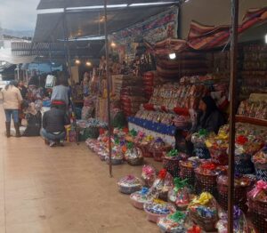 Feria de caramelos y canastas navideñas en el mercado Artesanal de Ambato
