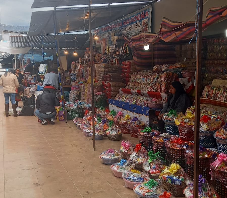 Las comerciantes se ubican en la terraza del mercado Artesanal.