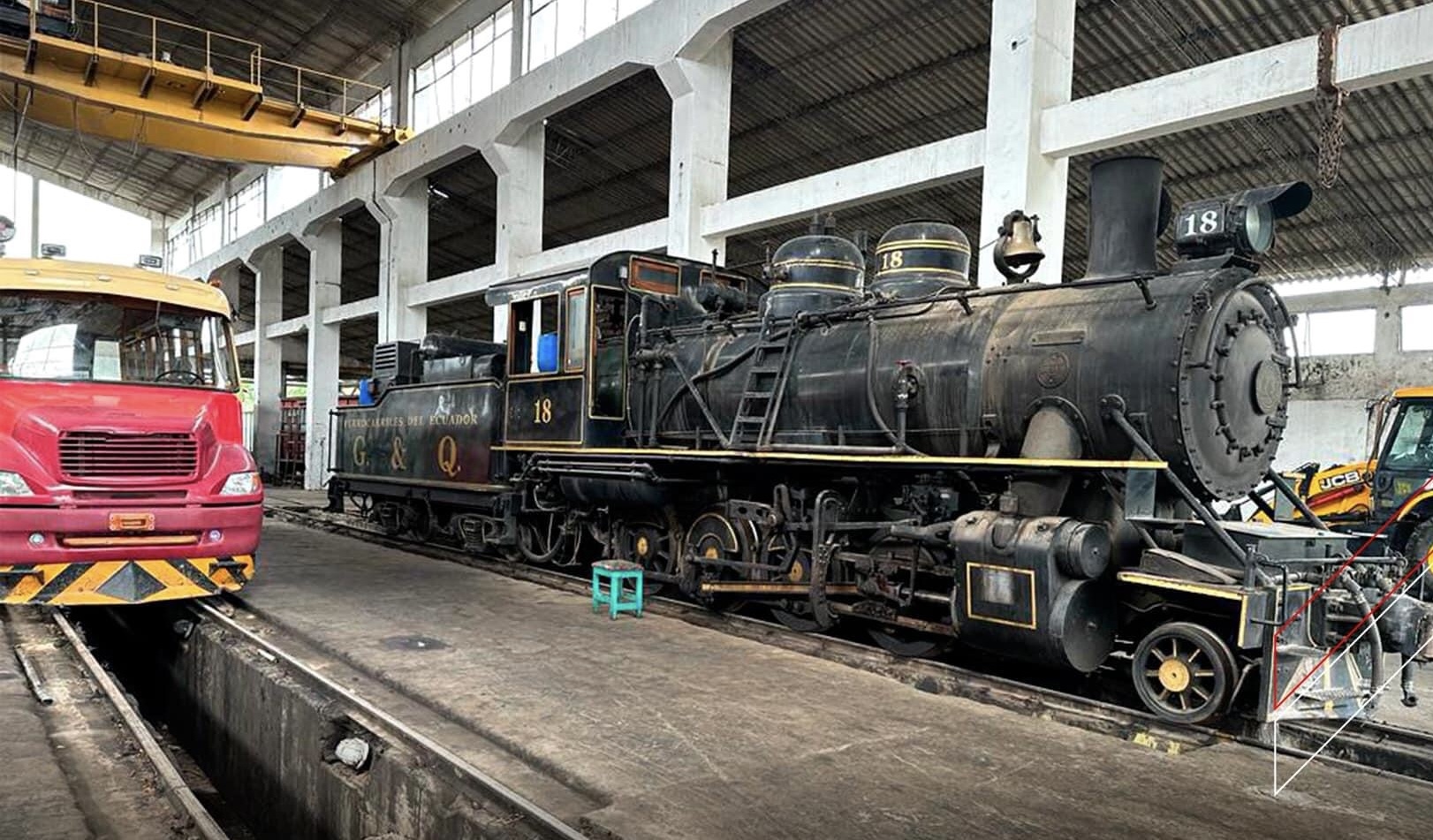 Tren. En Ibarra se trabaja para que las locomotoras, talleres y rieles no queden en total abandono.