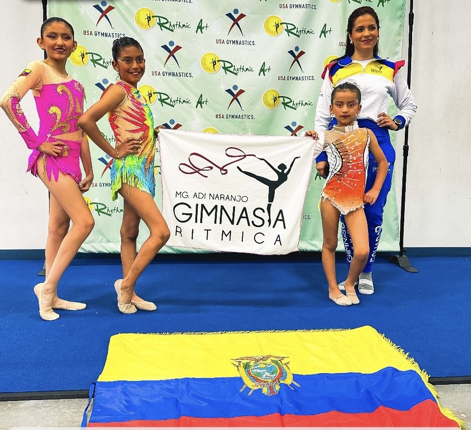 Las gimnastas ambateñas Carolina Padilla, Ariana Pérez, Sofía Martínez junto a su entrenadora Adita Naranjo se llevaron los primeros lugares en el torneo Rhythmic Art Internacional en EE.UU.