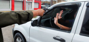 Delincuentes armados roban un carro en la vía Pelileo – Baños