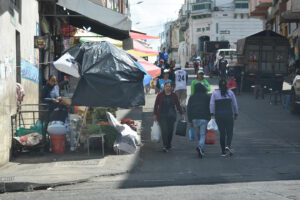 ‘Mafias’ están detrás del comercio informal en la Tomás Sevilla