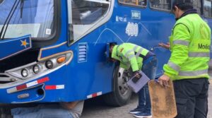 El 60% de buses evade la revisión técnica vehicular en Quito