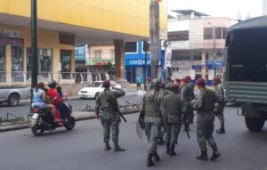 Militares brindan seguridad en las calles de Quevedo