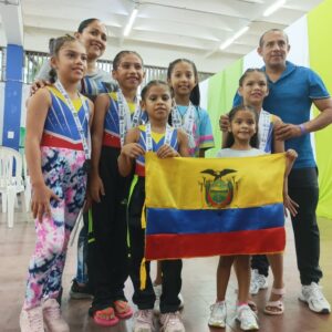 Gimnastas brillan en competencia internacional