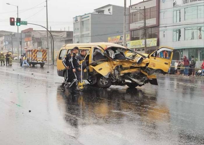 ARCHIVO. El transporte escolar quedó destrozado a consecuencia del choque.