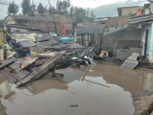 Un fallecido, viviendas afectadas y vehículos atrapados por la lluvia en Tulcán