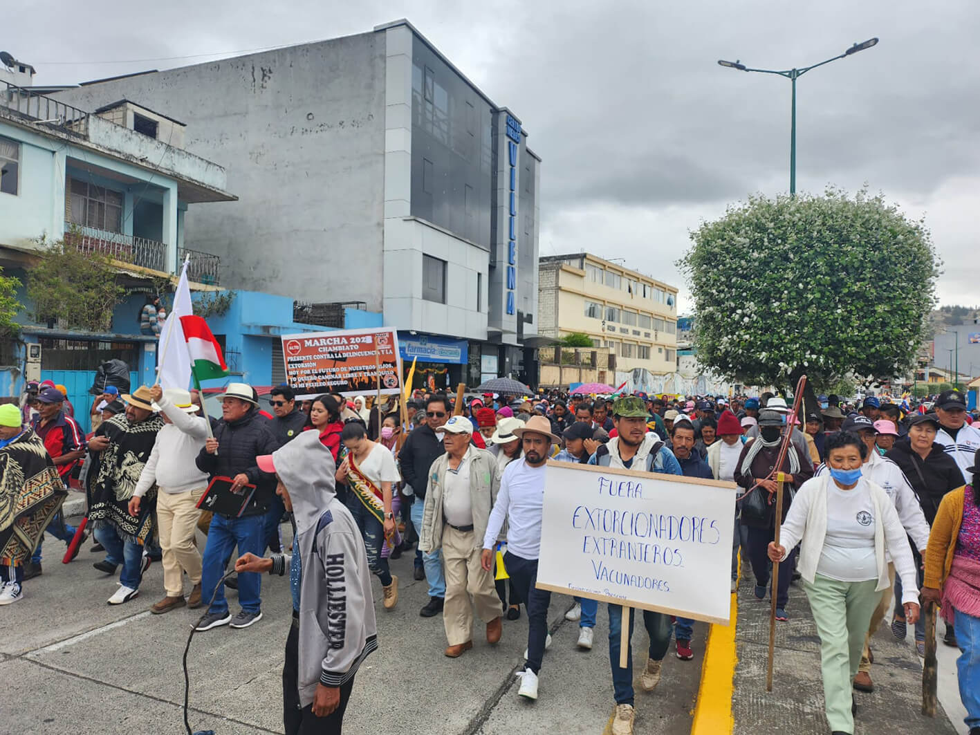 Miles de personas se unieron a la marcha para pedir que los extranjeros abandonen el territorio.