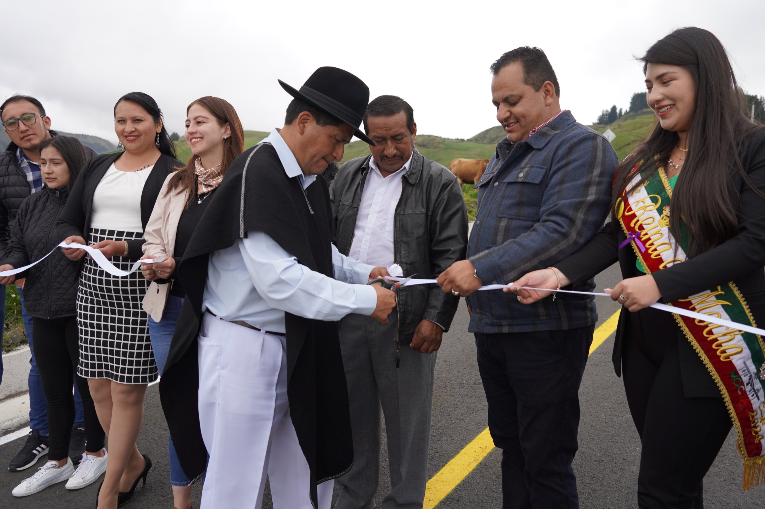 Las principales autoridades de Mocha y del Gobierno Provincial de Tungurahua hicieron la apertura oficial de la vía.