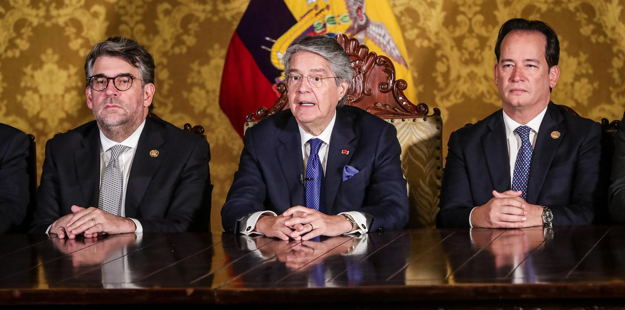 El expresidente Guillermo Lasso junto con dos de sus ministros el día que decretó la muerte cruzada.