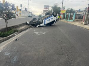 Ambato: policía resulta herido en  el volcamiento de un patrullero