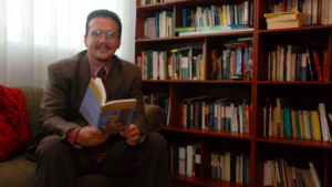 Marcelo Báez gana concurso nacional de literatura Miguel Riofrío