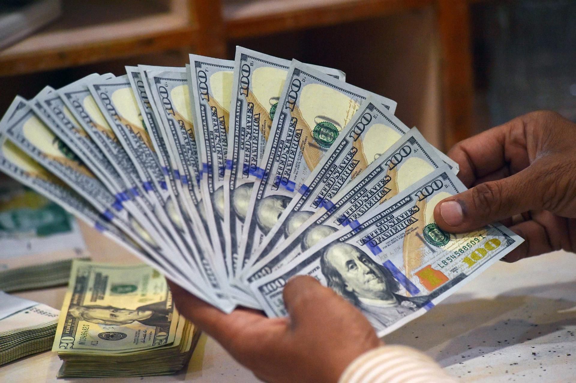 AJUSTE. El llamado dólar blue (informal) aumentó un 7,8% su valor al inicio del miércoles tras el anuncio de las medidas económicas del gobierno.