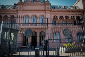 Argentina anuncia recorte de empleados públicos