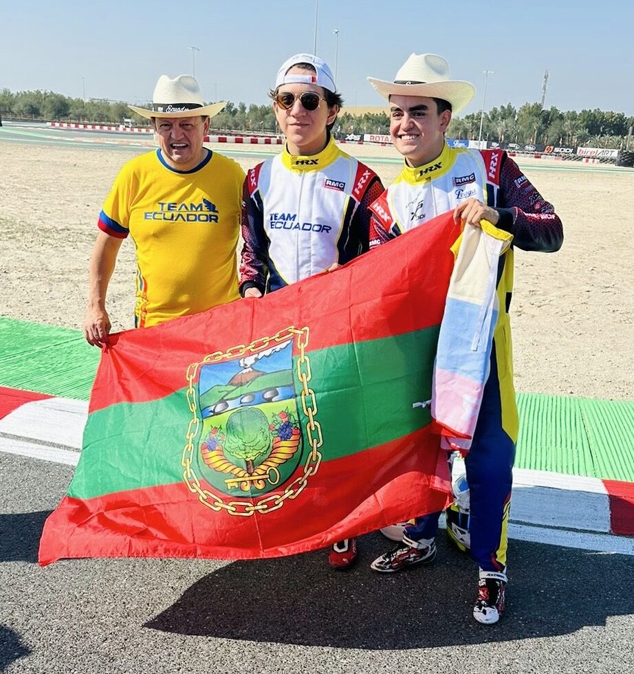 Eduardo Freire, Francisco Paredes y Martín Freire con la bandera de Tungurahua en el mundial de karting en Bahréin.