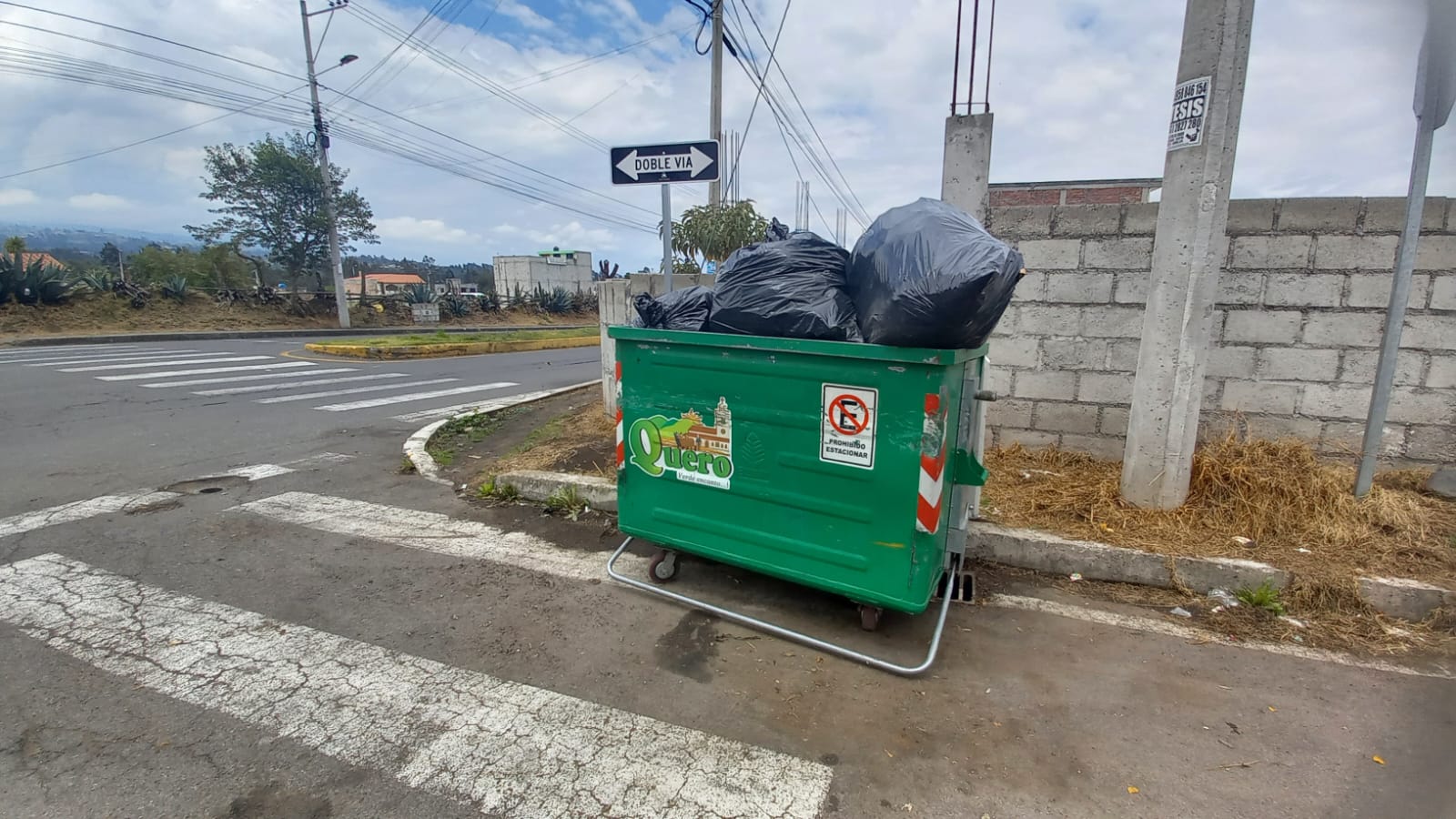 La gente en Quero suele botar la basura en quebradas. Los contenedores en la ciudad también están llenos.
