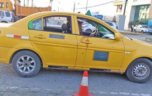 TAXI. El vehículo quedó con impactos de bala en la carrocería.