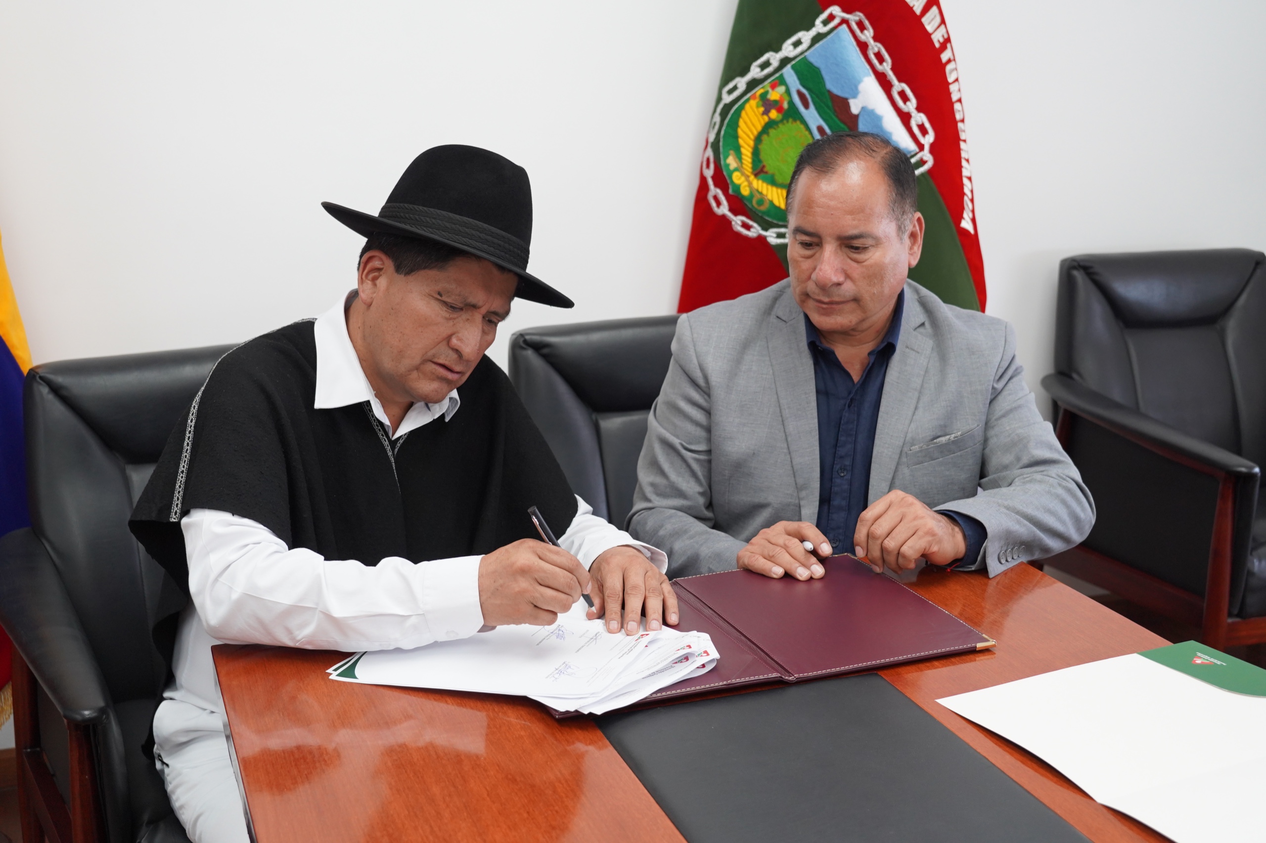El prefecto de Tungurahua, Manuel Caizabanda y el alcalde de Pelileo, Gabriel Zúñiga, durante la firma del convenio.