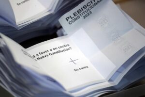 Más del 55% de los chilenos rechazan una Constitución conservadora, con el 50% escrutado