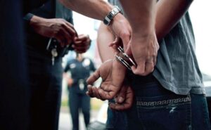 Dos sujetos aprehendidos por robar un celular en el centro de Ambato