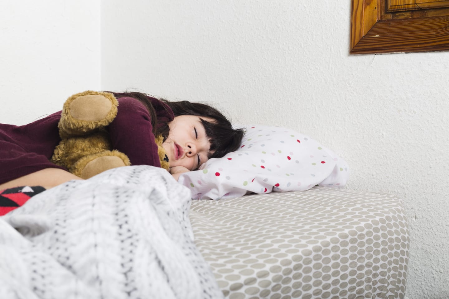 Seguir una buena rutina de hábitos saludables favorece una buena calidad de sueño en los niños.