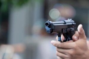 Delincuentes armados roban una bodega en Ambato