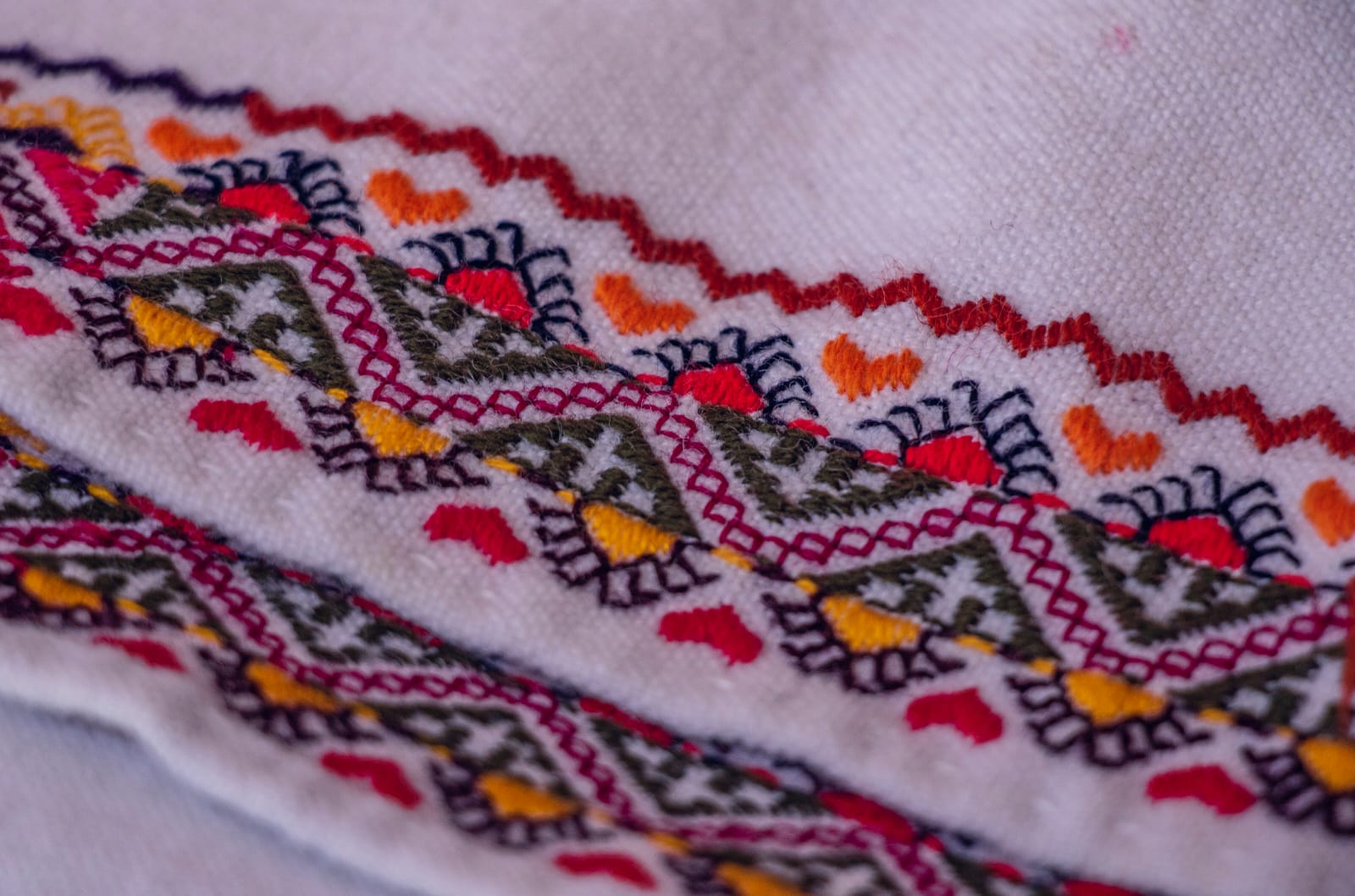 Los bordados hechos a mano destacan en las prendas que se utilizan en este día.