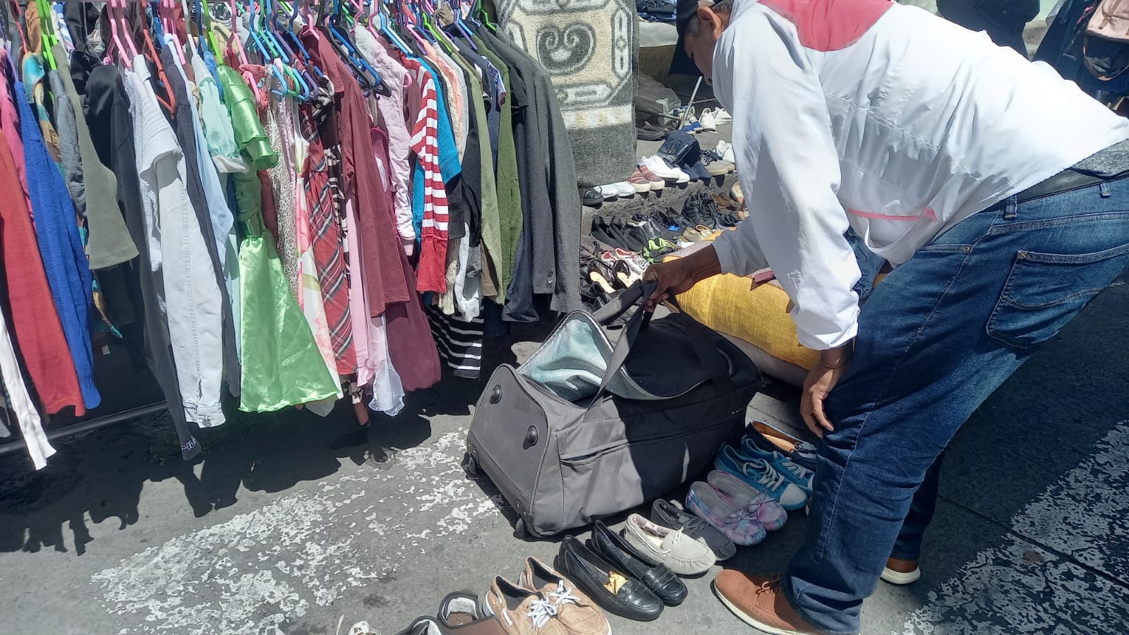 Los comerciantes instalan percheros con ropa en varias cuadras de la calle Cuenca.
