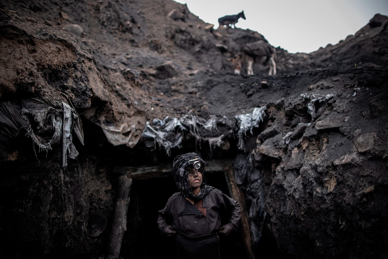 Imagen del reportaje "En los agujeros de Chinarak", del fotógrafo alemán Oliver Weiken, ganador del segundo premio del concurso internacional de UNICEF. EFE/Oliver Weiken/UNICEF SOLO USO EDITORIAL/SOLO DISPONIBLE PARA ILUSTRAR LA NOTICIA QUE ACOMPAÑA (CRÉDITO OBLIGATORIO)