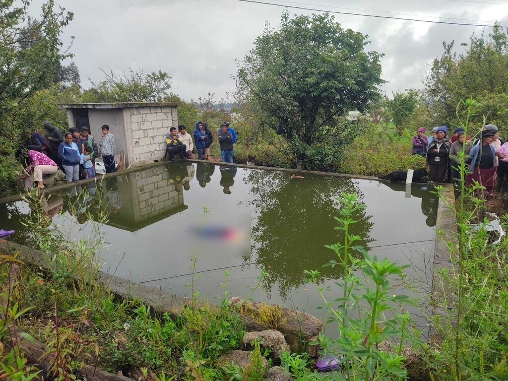 El cadáver de la mujer ahogada en el estanque al sur de Ambato fue recuperado por los bomberos.