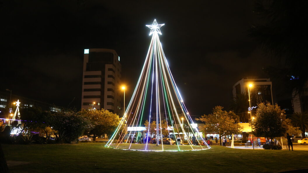 FIESTAS. Las decoraciones y el pesebre iluminado del Panecillo activan la navidad en Quito.