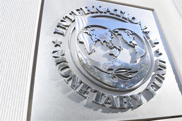 ECONOMÍA. Vista general de logos del Fondo Monetario Internacional