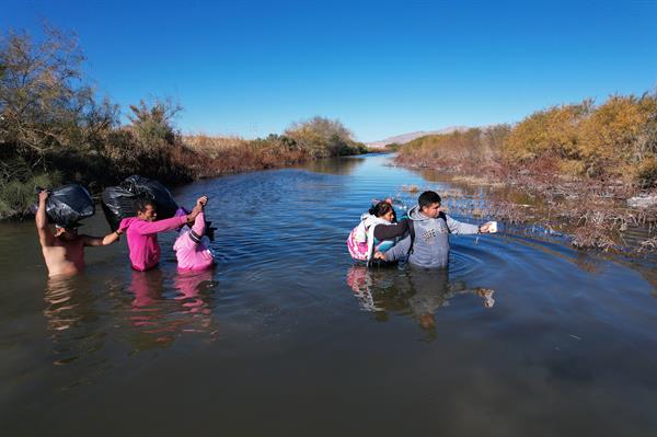 REALIDAD. Migrantes cruzan el Río Bravo en Ciudad Juárez, Chihuahua (México). EFE