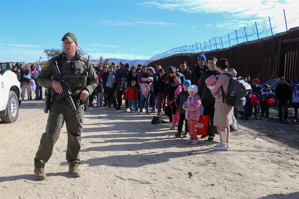 CONTROL. La Patrulla Fronteriza mientras vigila a un grupo de migrantes en el puesto fronterizo de Jacumba (EE.UU.).