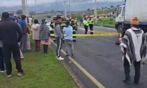 Mujer muere tras impactarse con un poste en el Paso Lateral Norte de Ambato