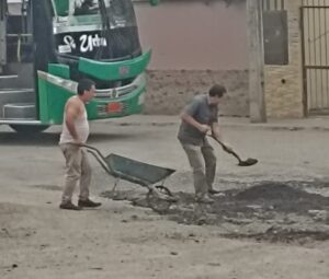 Transportistas urbanos bachean las calles deterioradas de Loja