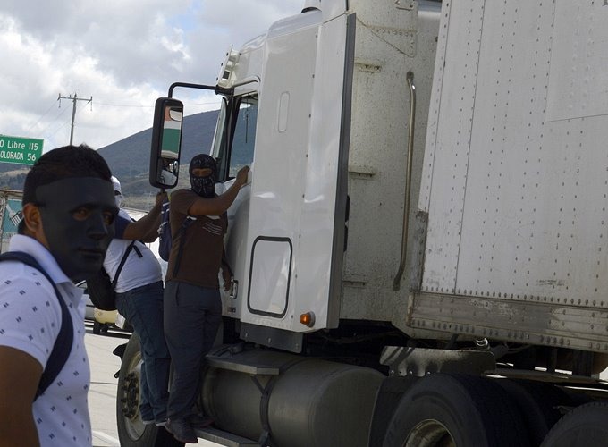 Los camioneros aseguran que los vacunadores conocen su ruta y los amenazan con armas de fuego.