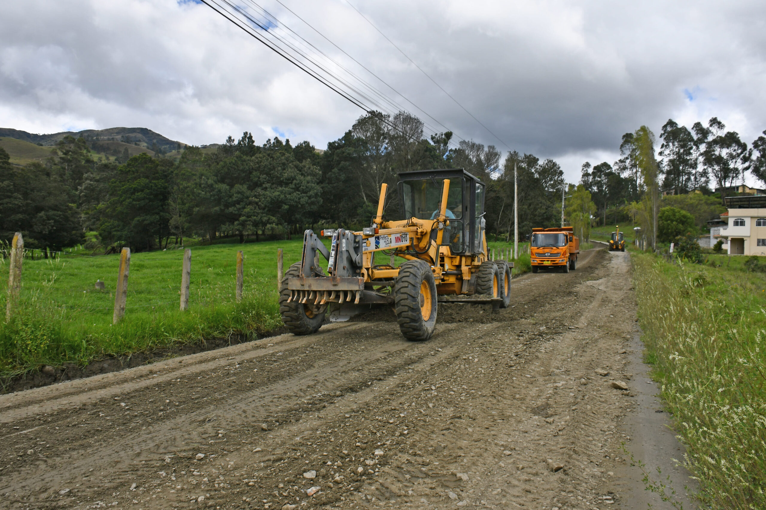 Prefectura y Municipio dan mantenimiento a la vía Motupe - Zalapa
