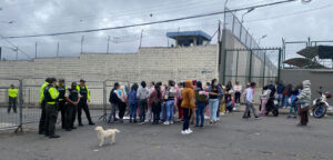 Familiares de presos se quejan por falta de alimentación en la cárcel de Ambato