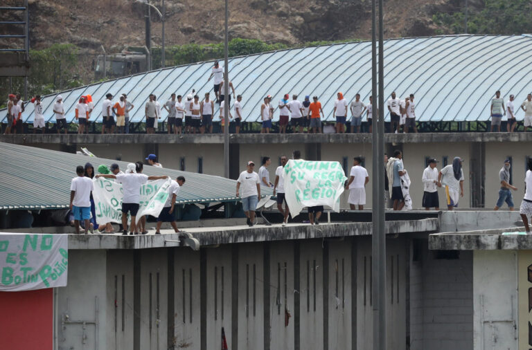 Presos protestan en la Cárcel Regional de Guayaquil, en una fotografía de archivo. (EFE/Jonathan Miranda)