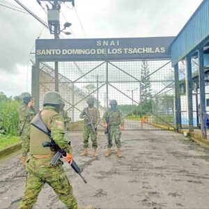 Militares y policías resguardan la cárcel Bellavista