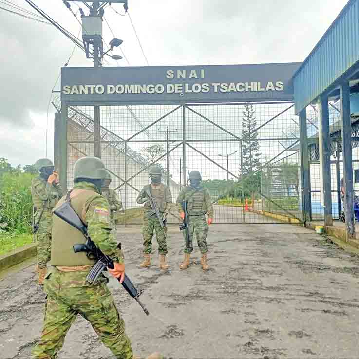 OPERATIVOS. Militares refuerzan los exteriores del CRS Bellavista.