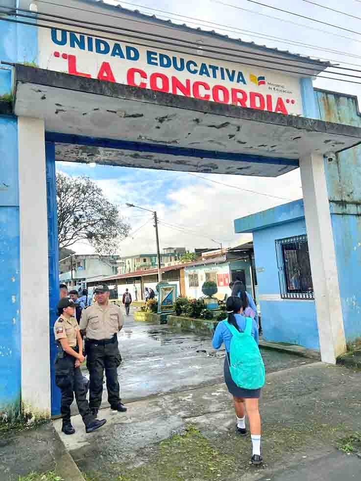 SEGURIDAD. En instituciones educativas que retomaron clases presenciales, se observó la presencia de personal policial.