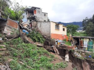Tres familias se quedan en la calle por desbordamiento de la acequia Chacón Sevilla en Ambato