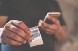 Joven es detenido con 49 dosis de droga en el centro de Ambato