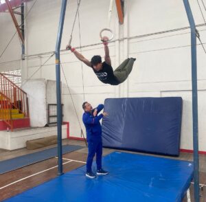 Erick Ledesma entrena en el Club TK Gimnastics en Alemania
