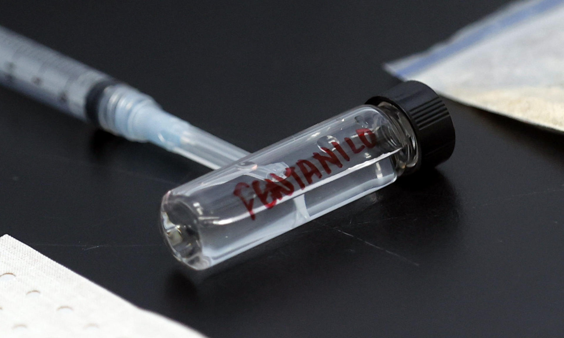 Detalle de un tubo de ensayo de laboratorio con una muestra del opioide sintético fentanilo. (EFE/Mauricio Dueñas)