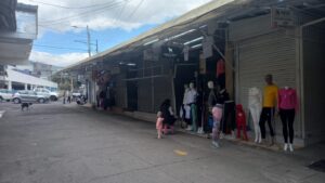 Propietarios de locales comerciales no abrieron en Ambato por miedo